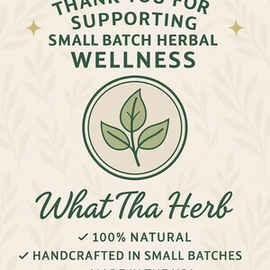 K&ouml;nnte beinhalten: Cremefarbene Grafik mit Text: &bdquo;DANKE F&Uuml;R DIE UNTERST&Uuml;TZUNG VON HERBAL WELLNESS IN KLEINEN CHARGEN.&ldquo; Darunter der Text &bdquo;What Tha Herb&ldquo; und H&auml;kchen f&uuml;r &bdquo;100 % NAT&Uuml;RLICH&ldquo;, &bdquo;HANDGEFERTIGT IN KLEINEN CHARGEN&ldquo; und &bdquo;HERGESTELLT IN DEN USA&ldquo;.