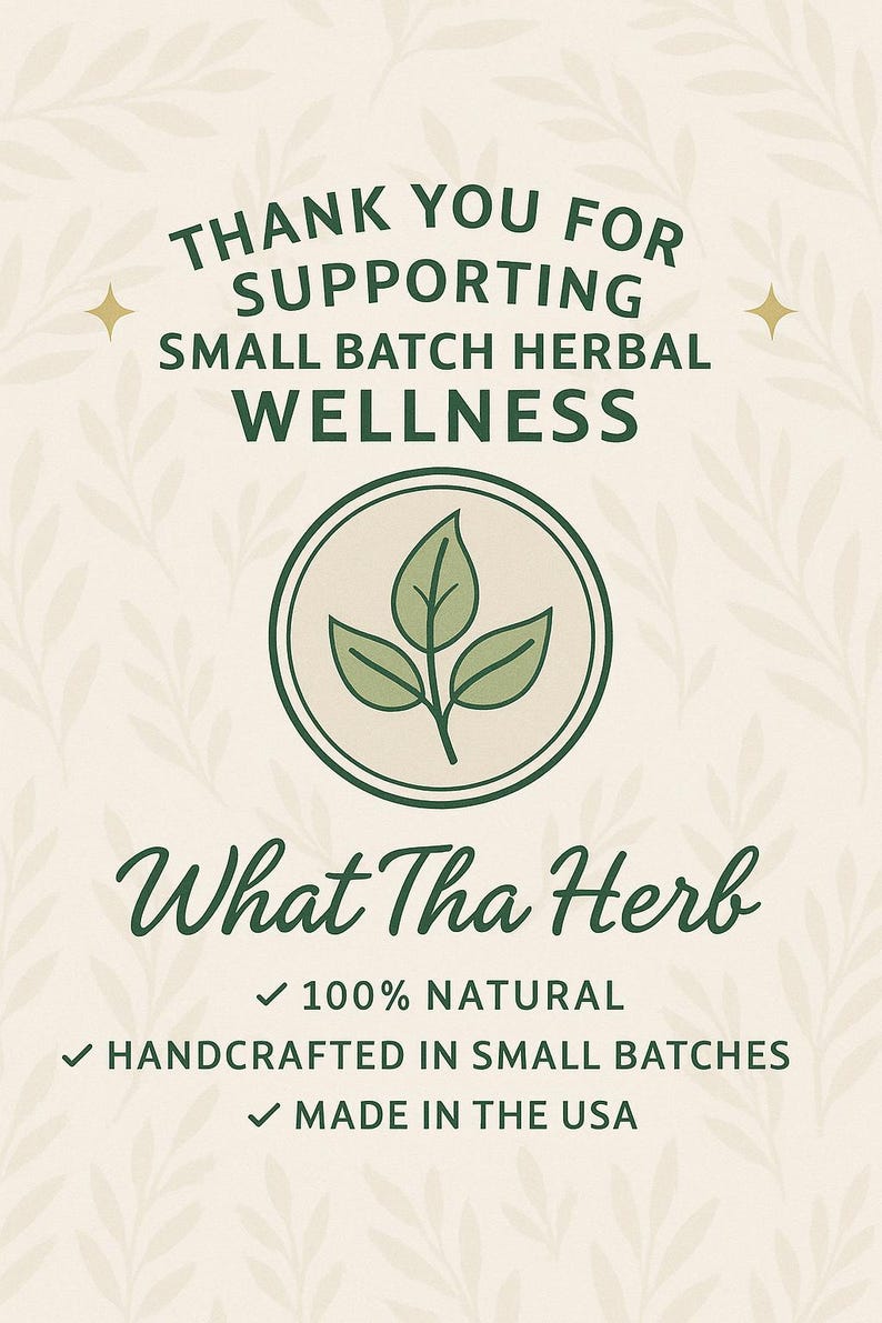 K&ouml;nnte beinhalten: Cremefarbene Grafik mit Text: &bdquo;DANKE F&Uuml;R DIE UNTERST&Uuml;TZUNG VON HERBAL WELLNESS IN KLEINEN CHARGEN.&ldquo; Darunter der Text &bdquo;What Tha Herb&ldquo; und H&auml;kchen f&uuml;r &bdquo;100 % NAT&Uuml;RLICH&ldquo;, &bdquo;HANDGEFERTIGT IN KLEINEN CHARGEN&ldquo; und &bdquo;HERGESTELLT IN DEN USA&ldquo;.