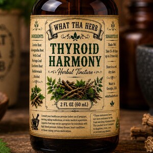 K&ouml;nnte beinhalten: Eine braune Glasflasche mit What Tha Herb Thyroid Harmony Kr&auml;utertinktur und beigem Etikett. Das Etikett zeigt gr&uuml;ne botanische Illustrationen, eine Liste der Inhaltsstoffe wie S&uuml;&szlig;holzwurzel und ein Volumen von 2 FL OZ (60 ml).