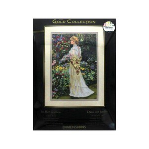 Puede incluir: Kit de punto de cruz de The Gold Collection con una mujer con un vestido blanco en un jardín. La obra de arte enmarcada mide 28 x 41 cm. El kit incluye hilo y un organizador de agujas.
