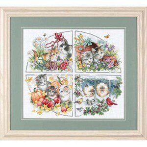 Puede incluir: Una obra de punto de cruz enmarcada dividida en cuatro cuadrantes que representan las estaciones, con gatitos entre elementos estacionales como flores de primavera, vegetación de verano, calabazas y manzanas de otoño, y nieve de invierno con aves.