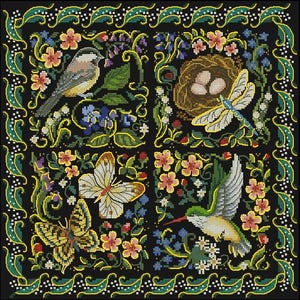 Puede incluir: Un patrón de punto de cruz sobre fondo negro dividido en cuatro cuadrantes. Presenta un carbonero, un nido de pájaro con huevos, una libélula, dos mariposas y un colibrí, rodeados de flores coloridas y follaje verde.