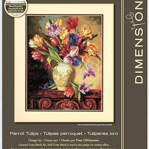 Könnte beinhalten: Ein Dimensions Gold Collection Kreuzstich-Set mit Papageientulpen in einer Vase. Das Set, entworfen von Fran DiGiacomo, misst 30,4 cm x 38,1 cm und enthält einen Fadenorganizer. Der Titel des Sets lautet 'Parrot Tulips'.