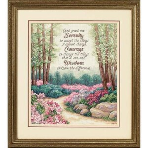 Puede incluir: Obra de arte enmarcada que representa una serena escena de bosque con un camino entre flores coloridas. El texto "God grant me Serenity..." está en el centro. El marco es dorado.