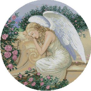 Puede incluir: Un patrón de punto de cruz circular que muestra a un ángel rubio con grandes alas blancas descansando en un banco de piedra. El ángel viste una túnica larga de color crema. La escena está rodeada de follaje verde y rosas rosadas en flor.