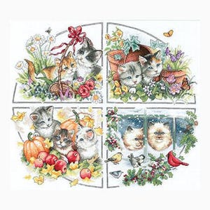 Könnte beinhalten: Ein Kreuzstich-Design mit vier saisonalen Szenen mit Kätzchen. Oben links sind Kätzchen in einem Korb mit Blumen zu sehen. Oben rechts sind Kätzchen in einem Blumentopf zu sehen. Unten links sind Kätzchen mit Kürbissen und Äpfeln zu sehen. Unten rechts sind Kätzchen an einem verschneiten Fenster zu sehen.