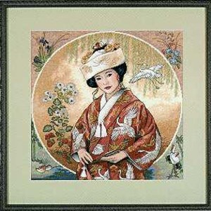 Puede incluir: Obra de arte en punto de cruz enmarcada que representa a una mujer con vestimenta tradicional japonesa. La mujer lleva un kimono rojo con diseños de grullas blancas y un sombrero blanco. El fondo presenta un diseño circular con motivos florales y de aves, todo dentro de un marco verde y negro.