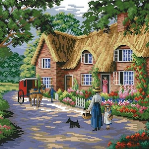 Könnte beinhalten: Ein Kreuzstich-Landschaftsbild zeigt ein malerisches Cottage mit Strohdach, umgeben von üppigem Grün und leuchtenden Blumen. Eine Frau und ein Kind gehen einen Weg entlang, begleitet von einem Hund. Eine Pferdekutsche ist in der Nähe geparkt.