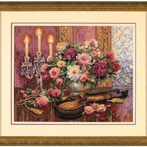Puede incluir: Obra de arte bordada en punto de cruz enmarcada que representa una naturaleza muerta. Un ramo de flores rosas, rojas y blancas se encuentra junto a un violín. Velas encendidas en un candelabro de cristal y una borla dorada completan la escena.