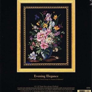 Puede incluir: Un kit de punto de cruz contado titulado Evening Elegance de Augusta Dohlmann, que presenta un ramo de flores en un jarrón azul sobre un fondo negro, enmarcado en dorado. El empaque indica un tamaño de marco final de 35 cm por 45 cm.