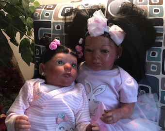 Compra gemelos y recibe el tercer bebé gratis. Las gemelas Elizabeth y Evelyn.