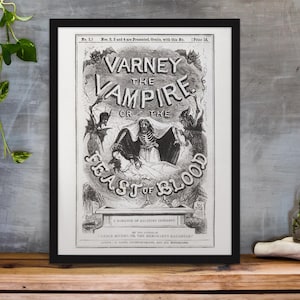 Puede incluir: Impresión en blanco y negro enmarcada de "Varney the Vampire or the Feast of Blood". El póster vintage presenta ilustraciones de un vampiro, murciélagos y una mujer. La impresión se muestra sobre una superficie de madera.