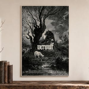 以下が含まれることがあります： Werwulfというタイトルのモノクロ映画ポスター。暗く節くれだった木、オオカミのような生き物、森の中にいる小さな羊が描かれている。テキストには「The darkest thing」、「Werwulf」、「a Robert Eggers film」および制作クレジットが記載されている。