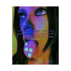 Puede incluir: La cara de una mujer con un efecto psicodélico brillante y colorido. Su lengua está fuera con un símbolo de mando de PlayStation en ella. El texto "PS2 PlayStation 2" es visible en la imagen.