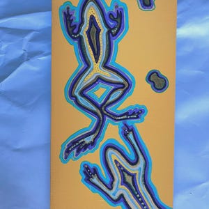 Wunderlicher Frosch Umrissmalerei | Lebhaftes Chakra inspirierte Holzkunst | Bunte Amphibien Gelb Holzdekor