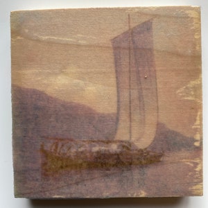 Bateau à voile bleu nautique léger - Europe scandinave - Carte postale cyanotype par transfert photo sur bois recyclé Small Art 4 x 4