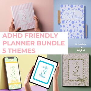 Könnte beinhalten: Ein druckbares und digitales Planer-Set mit fünf verschiedenen Cover-Designs und dem Text My 3 Things. Die Cover zeigen rosa Streifen, blaue Punkte, florale Muster und einfarbige Ränder auf physischen Notizbüchern, einem Smartphone und einem Tablet.
