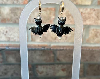 Pendientes de cuentas de vidrio con forma de murciélago de Halloween. Bañados en oro de 14 k. ¡Adorables!