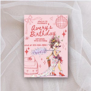 Peut inclure: Invitation d'anniversaire rose avec l'inscription "Avery's Birthday" et la date. L'illustration représente une fille en robe, lunettes de soleil, tenant un plumeau. Éléments décoratifs : cœurs, étoiles et boule à facettes.