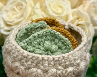 Cesta pequeña de ganchillo con 4 esponjas faciales.