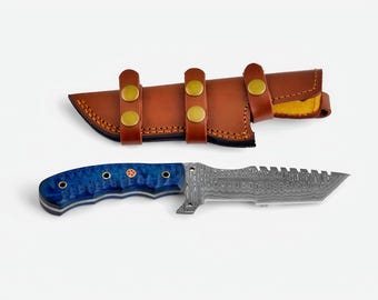 Cuchillo de caza de acero de Damasco forjado a mano: mango de resina y hueso, funda de cuero.