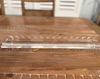 Soporte para mahjong transparente con borde festoneado y empujador.