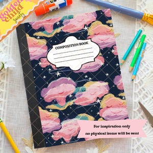 Puede incluir: Cuaderno de composición con una cubierta azul marino con un patrón de nubes rosas y amarillas, estrellas blancas y una cuadrícula de diamantes. Tiene una etiqueta blanca que dice "COMPOSITION BOOK". También es visible el texto "For inspiration only no physical items will be sent".
