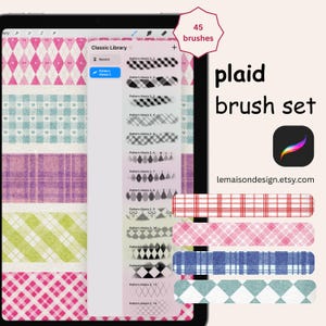 Può includere: Un set di pennelli per arte digitale con motivi a quadri visualizzati su uno schermo di tablet. Lo schermo mostra una varietà di disegni a quadri in rosso, rosa, blu e verde. È visibile anche il testo "plaid brush set" e "45 brushes".