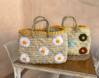 Handwoven Straw Flower Tote – Daisy Embroidered Summer Bag – Boho Market Basket – Handmade Beach Bag