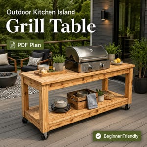 Op de afbeelding: Een rechthoekige houten buitenkeuken grilltafel op vier zwarte zwenkwielen. De tafel heeft een blad met latten en een onderste opbergplank. De tekst op de afbeelding luidt: Outdoor Kitchen Island Grill Table, PDF Plan, Beginner Friendly.