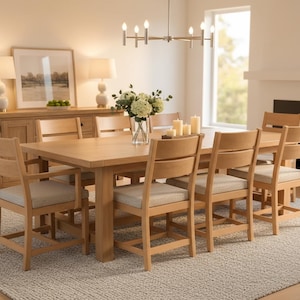 Può includere: Un set da sala da pranzo in legno chiaro con un tavolo rettangolare e otto sedie con cuscini colorati chiari. La stanza comprende anche una credenza, lampade e un lampadario, il tutto in una palette di colori neutri.