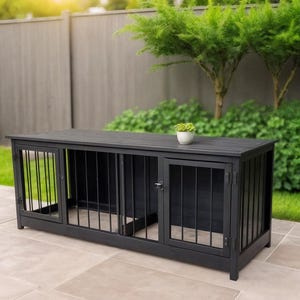 Puede incluir: Una jaula para perros de color gris oscuro con tres compartimentos y barras metálicas en las puertas. La jaula tiene una parte superior plana y está colocada en un patio de piedra. Una pequeña planta en maceta se encuentra encima.