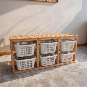 Pu&ograve; includere: Un mobile contenitore in legno con sei scomparti, ciascuno con un cestino di plastica bianco. L'unit&agrave; ha un piano a doghe e una finitura in legno naturale. Ideale per organizzare il bucato o altri oggetti per la casa.