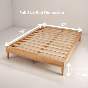Puede incluir: Un somier de madera de tamaño completo con base de listones. El marco mide 198 cm de largo, 145 cm de ancho y 32 cm de alto con patas de 18 cm. Se muestra el texto "Full Size Bed Dimension".