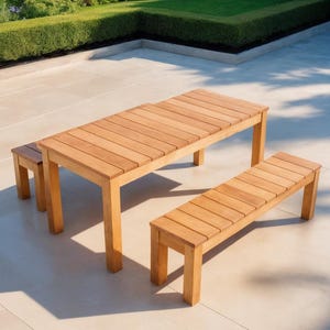 Puede incluir: Un juego de comedor de exterior de madera con una mesa rectangular y dos bancos. La mesa y los bancos están construidos con madera de color claro, con un diseño de listones en la superficie de la mesa y los asientos. La mesa mide unos 183 cm de largo.