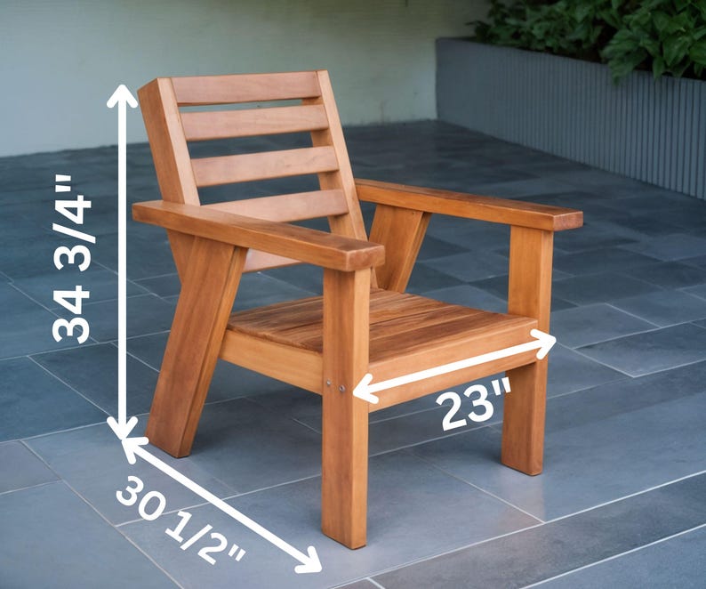 May include: A wooden outdoor chair with a natural finish. The chair has a slatted back, armrests, and a seat that is 58 cm wide. The chair is 88 cm high and 77.5 cm deep.
