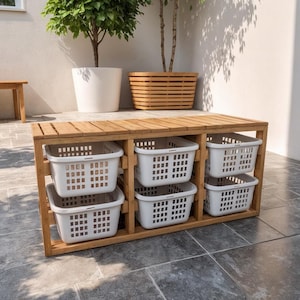 Pu&ograve; includere: Una panca contenitore in legno con sei cesti per la biancheria in plastica bianca. La panca &egrave; realizzata in legno marrone chiaro e ha un piano a doghe. I cesti sono rettangolari con un motivo a griglia.