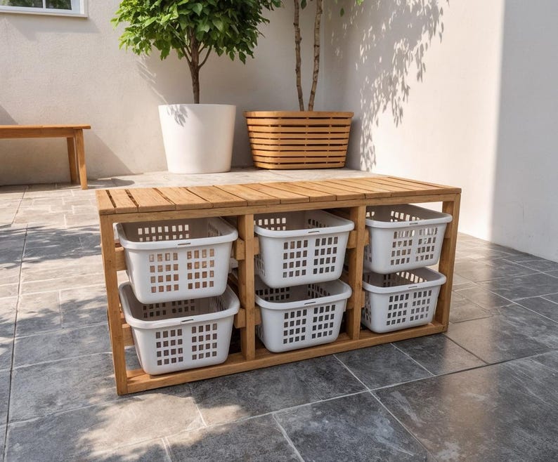 Pu&ograve; includere: Una panca contenitore in legno con sei cesti per la biancheria in plastica bianca. La panca &egrave; realizzata in legno marrone chiaro e ha un piano a doghe. I cesti sono rettangolari con un motivo a griglia.