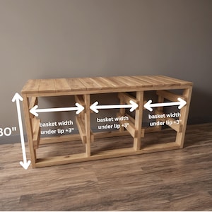 Pu&ograve; includere: Una panca contenitore in legno con tre scomparti. La panca &egrave; realizzata in legno chiaro ed &egrave; alta 76 cm. I scomparti sono etichettati con misure per la larghezza del cesto sotto il bordo pi&ugrave; 7,6 cm.