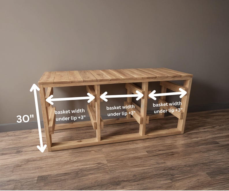 Pu&ograve; includere: Una panca contenitore in legno con tre scomparti. La panca &egrave; realizzata in legno chiaro ed &egrave; alta 76 cm. I scomparti sono etichettati con misure per la larghezza del cesto sotto il bordo pi&ugrave; 7,6 cm.