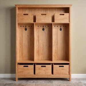 Puede incluir: Un mueble recibidor de madera de roble claro con tres cubículos y tres áreas de almacenamiento abiertas. El mueble recibidor tiene tres ganchos para abrigos y tres cajones. El mueble recibidor es de madera maciza y tiene un acabado natural.