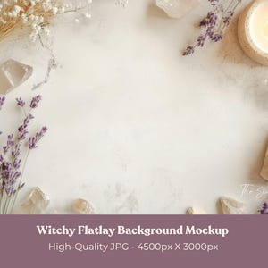 Peut inclure: Maquette de fond plat avec un effet marbré blanc et gris neutre. La scène comprend des brins de lavande, des cristaux de quartz clair, une bougie allumée et des fleurs séchées. Le texte en bas indique "Witchy Flatlay Background Mockup".