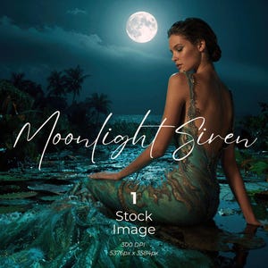 以下が含まれることがあります： 満月の下、水中に座る、ティール色のマーメイドスタイルのガウンを着た女性。 画像は、筆記体で「Moonlight Siren」というテキストが入ったストックフォトです。 背景には、暗い水、植物、夜空が写っています。