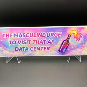 Peut inclure: Panneau rectangulaire avec le texte "THE MASCULINE URGE TO VISIT THAT AI DATA CENTER" en rose et blanc. Le fond est un ciel color&eacute; avec une bouteille avec une flamme qui en sort. Le panneau est soutenu par deux supports en plastique transparent.