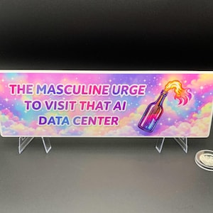 Peut inclure: Panneau rectangulaire avec le texte "THE MASCULINE URGE TO VISIT THAT AI DATA CENTER" et une illustration d'une bouteille avec des flammes. Le panneau est soutenu par des supports en plastique transparents et une pi&egrave;ce de monnaie est visible.