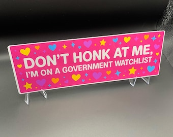 Ne me klaxonnez pas, je suis sur une liste de surveillance du gouvernement - Sticker pour voiture brillant et amusant