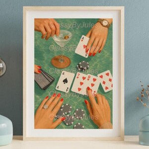 Arte de parede glamourosa para uma noite de pôquer com martini e cartas de baralho | Pôster digital estilo cassino retrô | Impressão de decoração estilosa para festa de jogos de azar