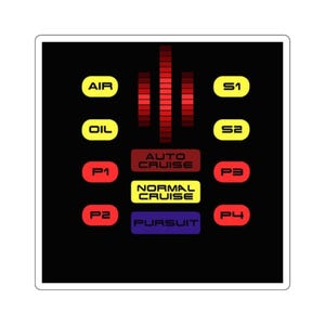 Può includere: Un adesivo quadrato con sfondo nero raffigurante una grafica rossa e gialla del cruscotto di un'auto. Il cruscotto include le parole "AIR", "OIL", "AUTO CRUISE", "NORMAL CRUISE" e "PURSUIT".
