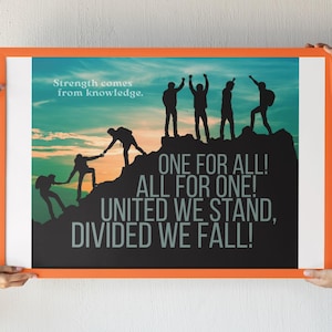 Op de afbeelding: Een oranje ingelijste poster met een berglandschap en de tekst "Strength comes from knowledge." Silhouetten beklimmen een berg, met de woorden "ONE FOR ALL! ALL FOR ONE! UNITED WE STAND, DIVIDED WE FALL!"