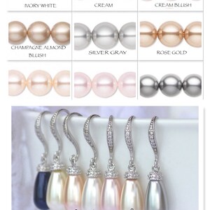K&ouml;nnte beinhalten: Ein Set mit 10 Perlenohrringen in verschiedenen Farben, darunter Elfenbeinwei&szlig;, Creme, Creme Blush, Champagner Mandel Blush, Silbergrau, Ros&eacute;gold, Dunkelblau, Creme, Pfirsich Blush, Elfenbeinwei&szlig;, Rosa Blush, Creme Blush und Silbergrau.